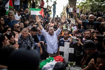 Decenas de palestinos se agolpan alrededor de la tumba de la reportera de Al Jazeera, en el cementerio Mount Zion, cerca de Jerusalén.