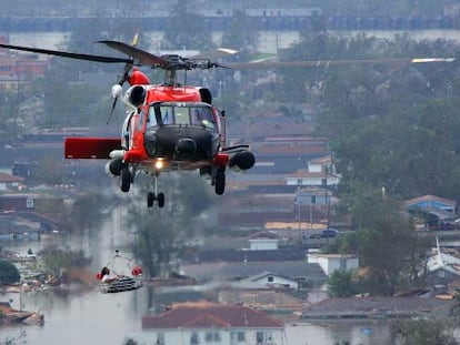 Un helic&oacute;ptero de rescate sobrevuela la ciudad de Nueva Orleans. El 80% de la urbe qued&oacute; inundada tras el hurac&aacute;n Katrina de 2005.