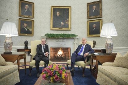 El canciller alemán Olaf Scholz, a la izquierda, y Joe Biden, el viernes 9 de febrero en el Despacho Oval de la Casa Blanca.