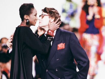 Yves Saint Laurent y la Katoucha Niane en las pasarelas parisinas en 1989.