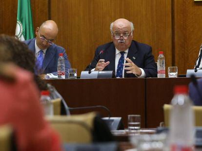 El consejero de Salud, Jesús Aguirre, comparece en el Parlamento andaluz para informar sobre el brote de listeriosis. 