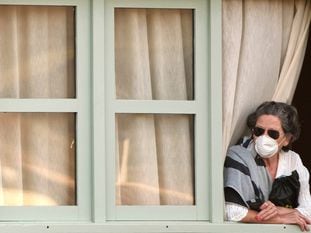 Una mujer mira por la ventana en su habitación del hotel H10 Costa Adeje Palace, en Tenerife, el 26 de febrero.