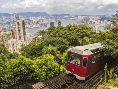 Vista de Hong Kong y del popular funicular Peak Tram, que sube a los barrios altos. 