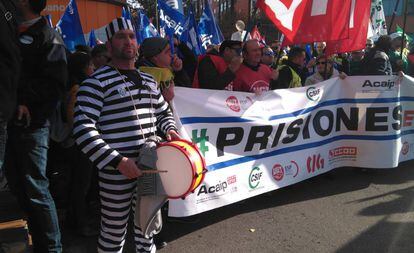 Cabecera de la última manifestación en Madrid convocada por los sindicatos de prisiones para exigir un aumento en sus retribuciones.