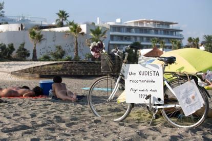 Nudistas en la playa de Estepona, con la urbanización Costa Natura al fondo.