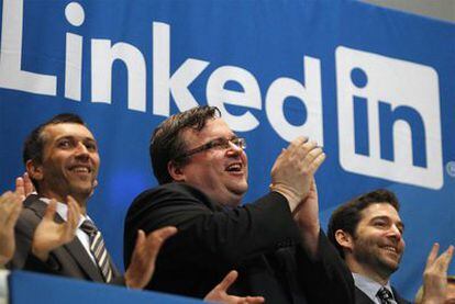 El fundador de LinkedIn, Reid Garrett Hoffman, (en el centro) aplaude el estreno del valor en la Bolsa de Nueva York.