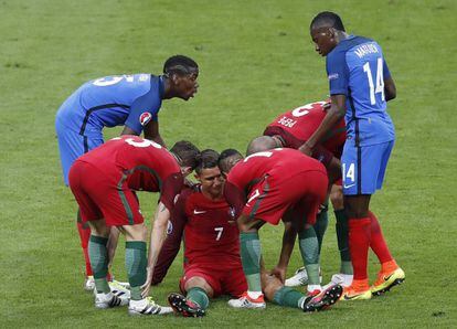 Cristiano Ronaldo, es consolado por jugadores, de Francia y Portugal.