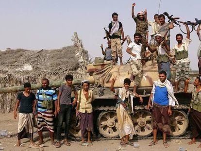 Leales al Gobierno yemení, en un tanque cerca de Hodeida.