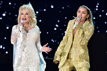 Madrina y ahijada, Dolly Parton y Miley Cyrus actuando en la 61ª edición de los premios Grammy, el 10 de febrero de 2019 en Los Ángeles.