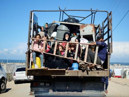 Un grupo de palestinos huye de Jan Yunis hacia Rafah, en el sur de la franja de Gaza, este miércoles.