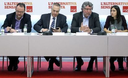 (De i a d) El secretario de organización del PSC, Daniel Fernández; el primer secretario del PSC, Pere Navarro; y el alcalde de Cornellà de Llobregat (Barcelona), Antoni Balmón, durante la reunión de la comisión ejecutiva.