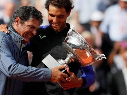 Toni y Rafa abrazan el trofeo de Roland Garros, el pasado mes de junio en París.