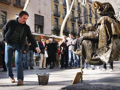 Estatuas humanas en la Rambla de Barcelona.