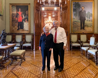 López Obrador y la escritora Elena Poniatowska posan para una fotografía con un cuadro de Simón Bolívar a la espalda.