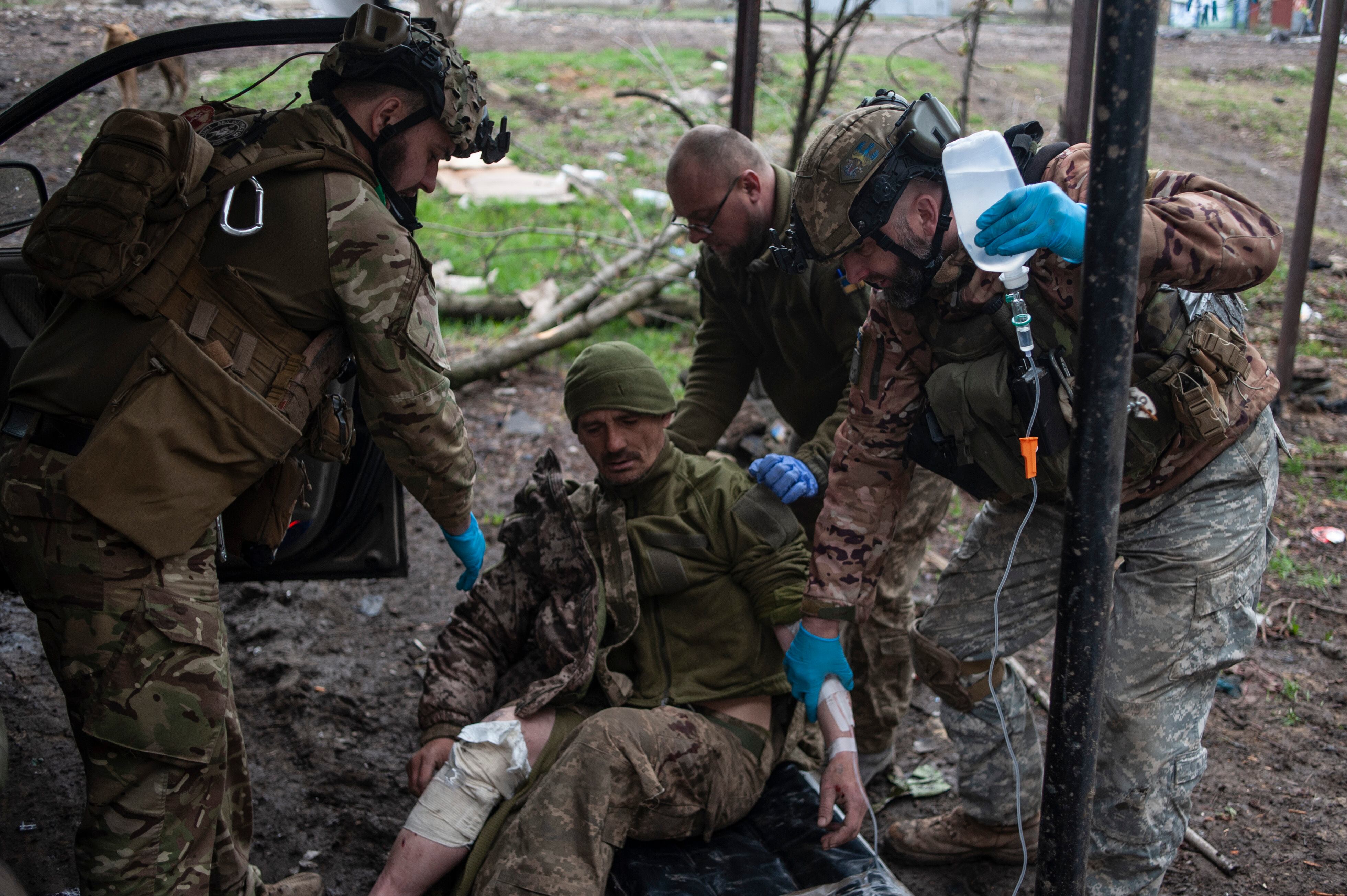 Soldados ucranios atienden a un compañero herido en Bajmut, en la provincia de Donetsk.