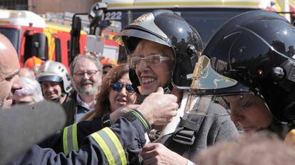 Manuel Carmena durante la presentación en 2015 de los nuevos vehículos de bomberos