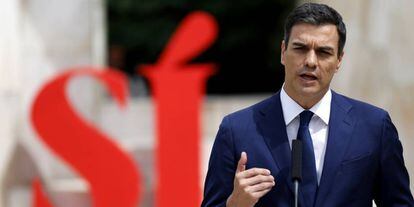 Pedro Sánchez, delante del monumento a la Constitución.