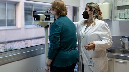La enfermera y adjunta de dirección del centro de Atención Primaria de Barcelona pasa consulta con una paciente.