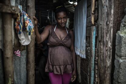 Rosa Giselle González, de 34 años, vive junto a sus tres hijos y su compañero, en San Cristóbal, República Dominicana. Fue abandonada por su marido y cargó sola con los chicos.