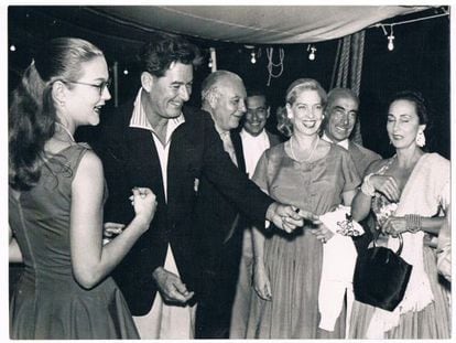 Flynn y su mujer (a la izquierda), en una fiesta celebrada en la cubierta del 'Zaca' atracado en aguas mallorquinas.