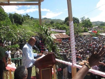 El presidente haitiano Michel Martelly se dirige a los habitantes de Cornillon Grand Bois en el inicio de la campaña de reforestación, el pasado mes de mayo.