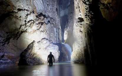 Espeleólogos en el curso de agua de la cueva de Valporquero, al norte de León.