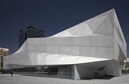 Seg&uacute;n el estudio Preston Scott Cohen, este edificio a&uacute;na dos conceptos opuestos de los museos contempor&aacute;neos: el del museo formado por cajas blancas neutras y el de la arquitectura espect&aacute;culo.