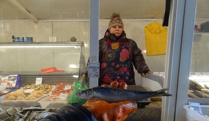 Vendedora de pescado en el mercado de Slavianka.