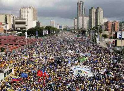 Manifestantes contra la reforma de la Constitución venezolana, ayer en el centro de Caracas.