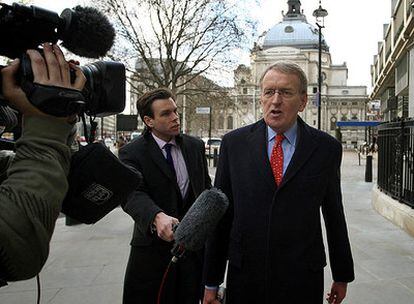 El ex embajador de Reino Unido en EE UU, Christopher Meyer, a la salida de su comparecencia ante la comisión que investiga la guerra de Irak