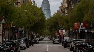 La Torre Glòries vista desde la calle de Casp durante el décimo día de confinamiento por el coronavirus.