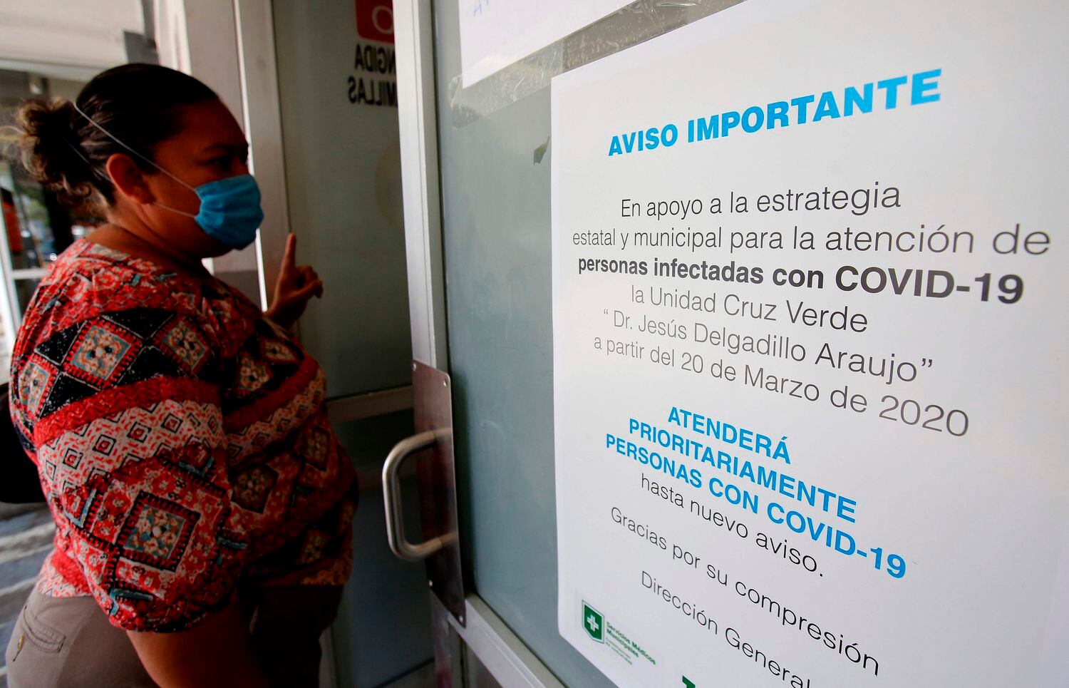 Una mujer espera en una consulta médica en Guadalajara