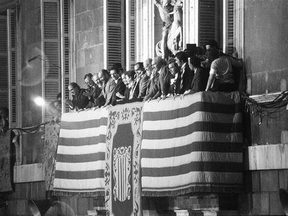 El presidente catalán Josep Tarradellas saluda desde el balcón de la Generalitat, en 1977 en Barcelona, tras 38 años de exilio.