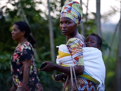 Una mujer y su hijo en las calles de Kigali en junio de 2022