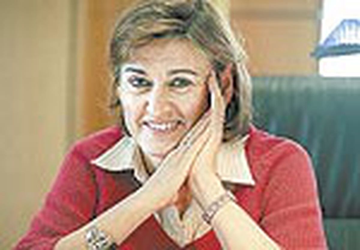 Gloria Hernández, Directora General Del Tesoro - PLANO MEDIO - RETRATO ...