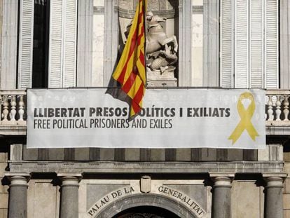 Cartel reclamando la libertad de los líderes independentistas presos y un lazo amarillo en la fachada del Palau de la Generalitat.