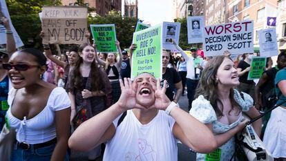Participantes en la protesta contra la decisión del Supremo en Nueva York, este viernes.