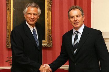 El primer ministro francés, Dominique de Villepin (izquierda), y el británico, Tony Blair, ayer en Londres.