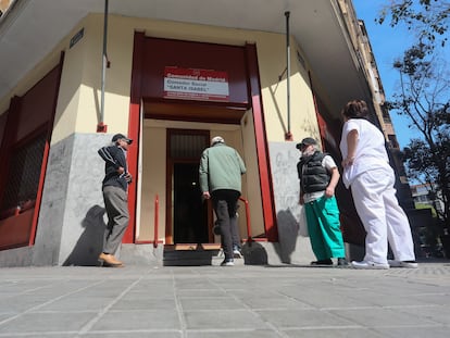 Usuarios del comedor social Santa Isabel, en el barrio madrileño de Chamberí.