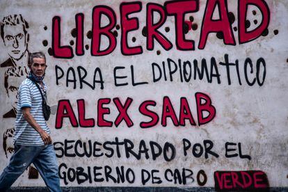 Un hombre pasa por un mural que pide la liberación de Alex Saab, en Caracas, en una imagen del 23 de febrero.
