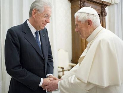 Benedicto XVI recibe al primer ministro italiano, Mario Monti, en la audiencia privada que mantuvieron el sábado en El Vaticano.