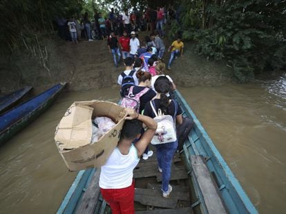 Venezolanos desplazados por los choques armados bajan de un bote en el río Arauca, en una imagen de marzo pasado.