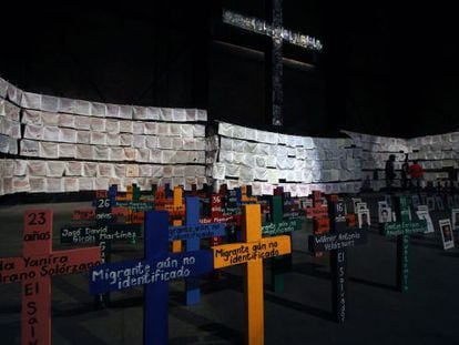 <b>BORDAR LA PAZ.</b> Una exposición en Guadalajara en memoria de las víctimas del narcotráfico en México reúne miles de pañuelos con los nombres de los muertos.