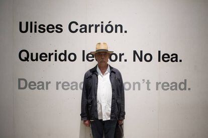 El artista Felipe Ehrenberg, en la exposicón de Ulises Carrión en el museo Jumex