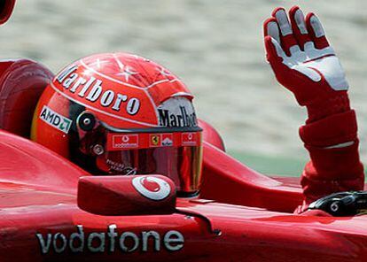 Michael Schumacher, a bordo de su Ferrari, celebra su triunfo en Nürburgring.