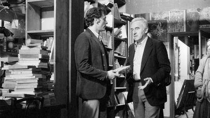 Patrick Dewaere y Claude Sautet, en el rodaje de 'Un mal hijo', en abril de 1980 en París.
