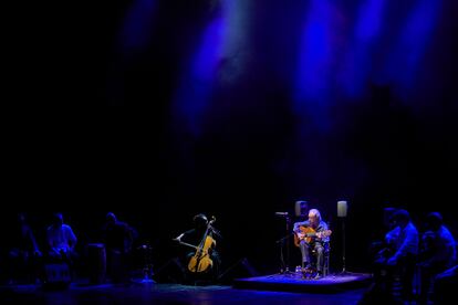 Víctor Monge 'Serranito' durante su actuación el martes 19 de octubre en los Teatros del Canal, acompañado por sus músicos.