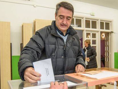 El cabeza de lista del PNV al Congreso por Bizkaia, Aitor Esteban, vota este domingo en un colegio electoral de la localidad vizcaína de Zeberio.