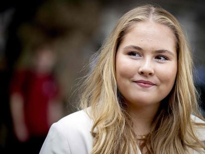 La princesa Amalia de los Países Bajos posa a su llegada a la universidad de Ámsterdam, donde inició sus estudios el 5 de septiembre de 2022.