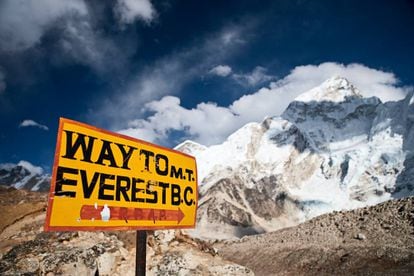 Señal indicadora de la ruta al Everest.